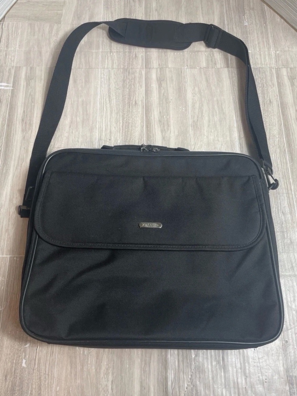 Targus Black Men's Laptop Messenger Bag with Adjustable Shoulder Strap